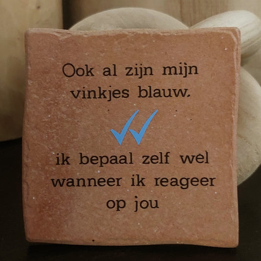 Tegeltje met Quote "Ook al zijn mijn vinkjes blauw, ik bepaal zelf wel wanneer ik reageer op jou" - Inspirerende decoratie